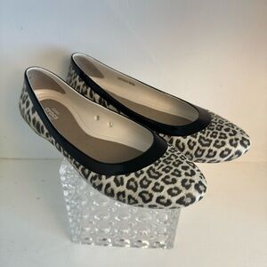 Crocs Women’s Size 8 Lina Graphic Print Leopard Pattern Flats